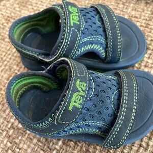 Boys Tevas Size Toddler 4.